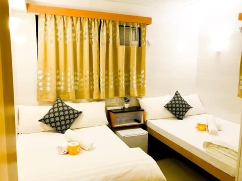 Economy Quadruple Room | Desk, laptop workspace, soundproofing, free WiFi