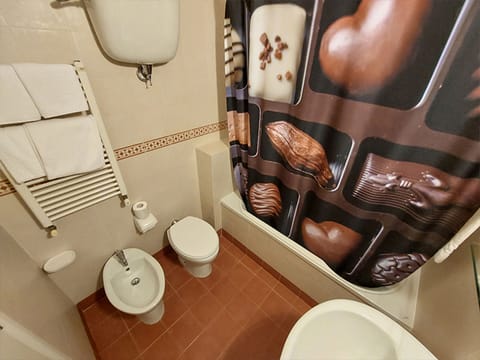 Economy Double or Twin Room | Bathroom | Shower, free toiletries, hair dryer, bidet