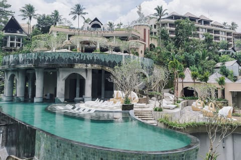2 outdoor pools