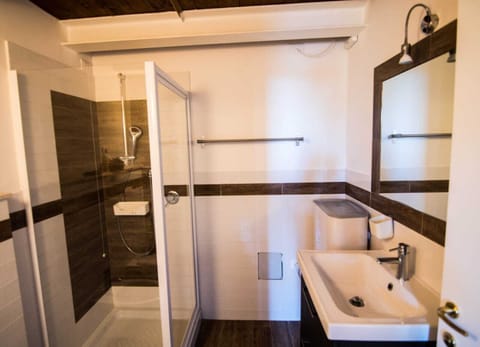 Classic Triple Room, Hill View | Bathroom | Shower, hair dryer, bathrobes, towels