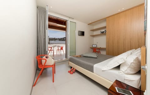 Superior Double or Twin Room | In-room safe, desk, blackout drapes, iron/ironing board