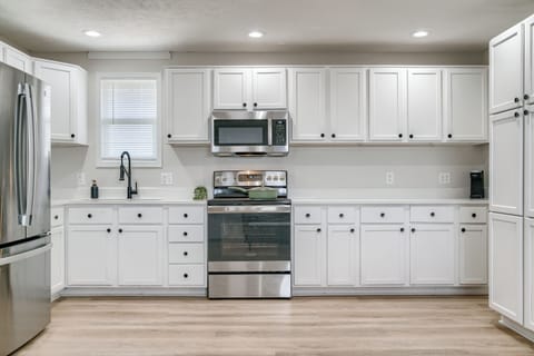 Studio Suite, 3 Bedrooms, Non Smoking, Kitchen | Living area