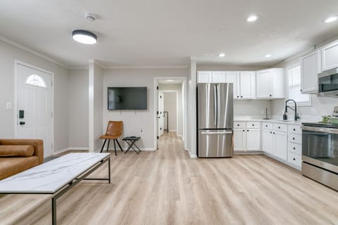 Studio Suite, 3 Bedrooms, Non Smoking, Kitchen | Living room