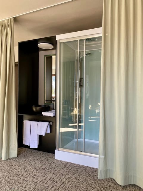 Deluxe Room, Mountain View | Bathroom | Free toiletries, hair dryer, bathrobes, towels