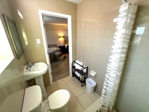 Luxury Room | Bathroom | Towels, soap, shampoo, toilet paper
