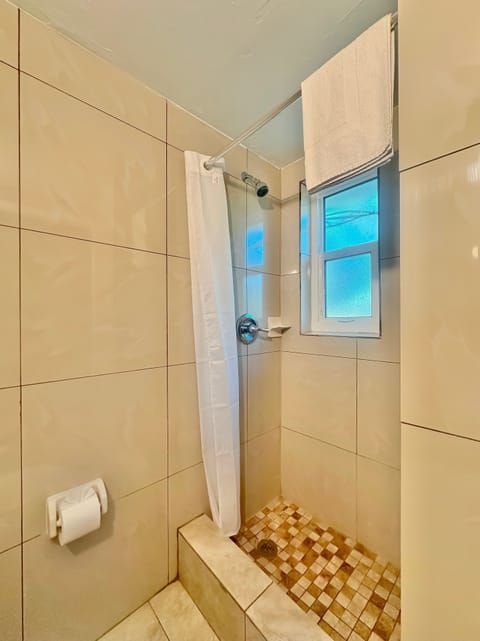 Room | Bathroom | Towels, soap, shampoo, toilet paper