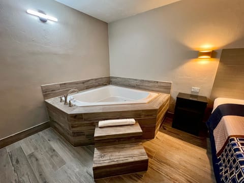 Luxury Room | Bathroom | Towels, soap, shampoo, toilet paper