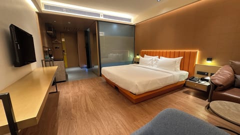 Elite Double Room | Desk, laptop workspace, bed sheets