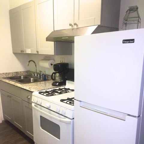 Full-size fridge, microwave, oven, stovetop