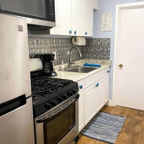 Full-size fridge, microwave, oven, stovetop