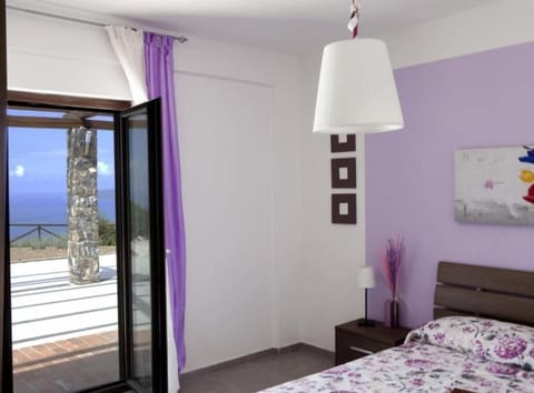 Comfort Room | Blackout drapes, soundproofing, iron/ironing board, free WiFi