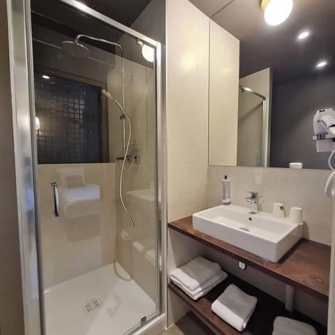 Superior Twin Room | Bathroom | Hair dryer, towels