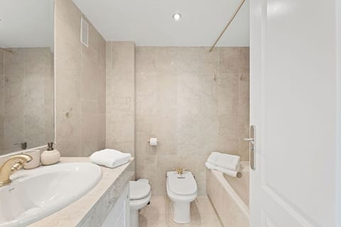 Exclusive Apartment, Ocean View | Bathroom