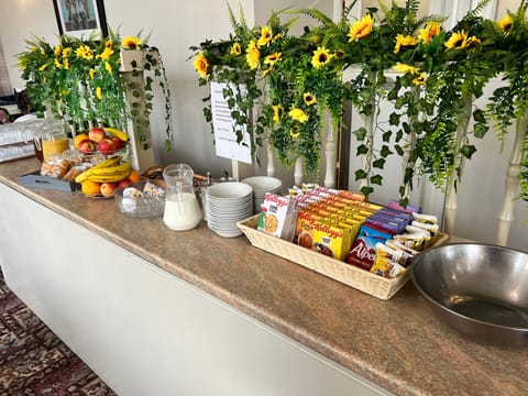Free continental breakfast on weekends