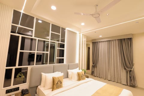 Classic Studio Suite | In-room safe, desk, laptop workspace, iron/ironing board