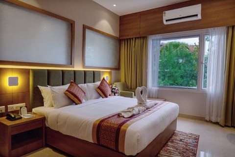 Superior Suite | Desk, laptop workspace, blackout drapes, soundproofing