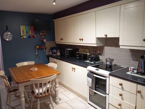 Cottage | Private kitchen | Fridge, microwave, oven, electric kettle