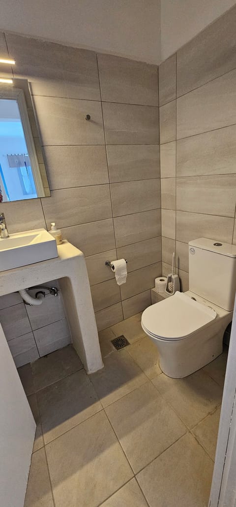 Economy Quadruple Room | Bathroom | Towels, shampoo, toilet paper