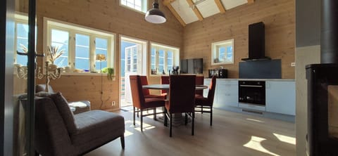 Deluxe Cabin no.11, 3 Bedrooms, Mountain View | Free WiFi