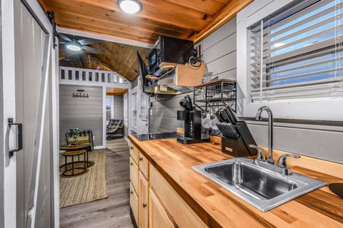 Luxury Cabin, Garden View | Private kitchen | Fridge, microwave, stovetop, coffee/tea maker