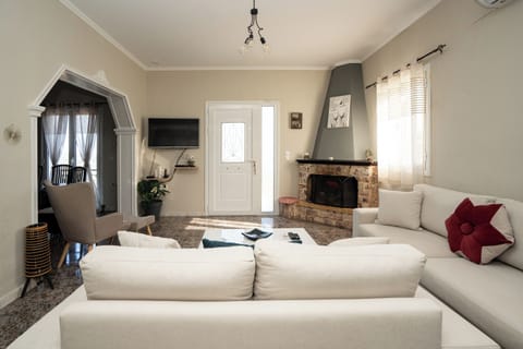 Apartment, 3 Bedrooms | Living area | 32-inch flat-screen TV with cable channels, fireplace