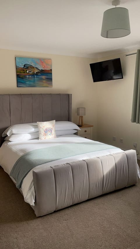 Double Room, 1 King Bed, Hill View | Free WiFi