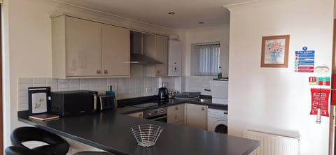 Cottage | Private kitchen | Fridge, microwave, oven, stovetop