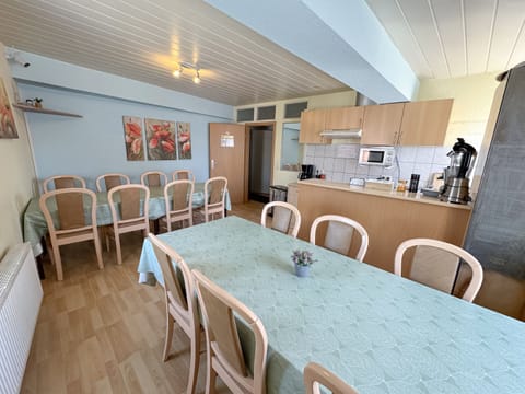 Full-size fridge, microwave, oven, stovetop