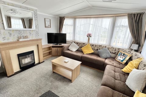 Cabin | Living area | TV, fireplace