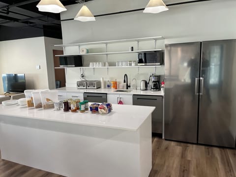 Full-size fridge, microwave, dishwasher, cookware/dishes/utensils