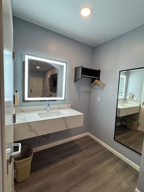 Deluxe Single Room, Non Smoking | Bathroom | Towels, soap, shampoo, toilet paper