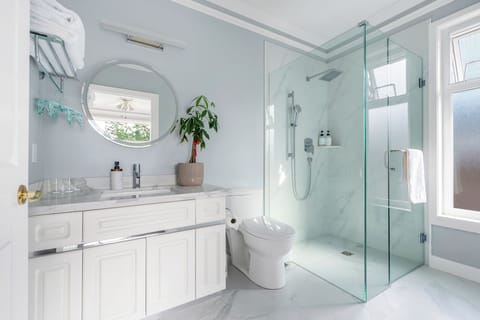 Comfort Double Room, City View | Bathroom | Shower, rainfall showerhead, free toiletries, hair dryer