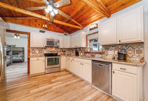 Basic House, Patio | Private kitchen | Full-size fridge, microwave, oven, stovetop