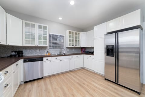 Basic House, Patio | Private kitchen | Full-size fridge, microwave, oven, stovetop