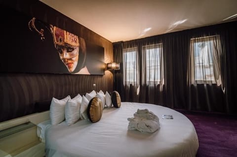 Deluxe Double Room Single Use | In-room safe, desk, laptop workspace, blackout drapes