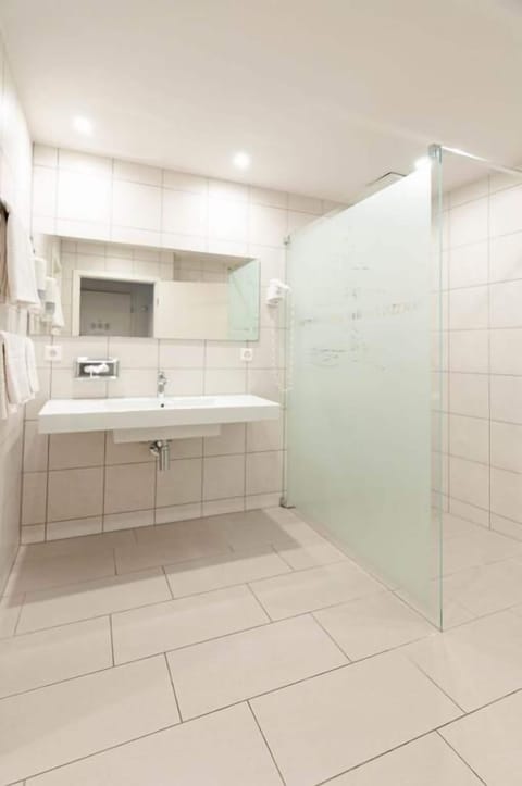 Room for 8 People | Bathroom | Hair dryer