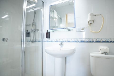 Superior Double Room | Bathroom | Free toiletries, towels, soap, shampoo