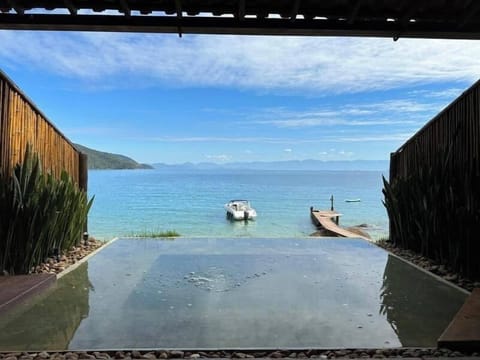 SUITE PRAIA DOS MEROS | Premium bedding, free WiFi