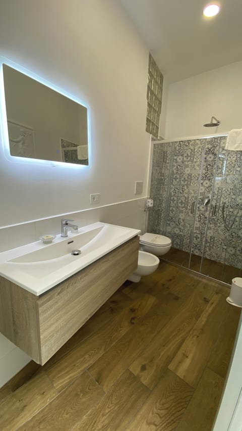 Economy Room, 1 Bedroom | Bathroom | Deep soaking tub, rainfall showerhead, designer toiletries, hair dryer