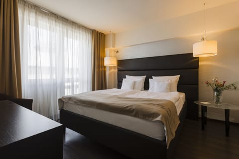 Business Apartment, 1 Bedroom | Hypo-allergenic bedding, minibar, in-room safe, desk