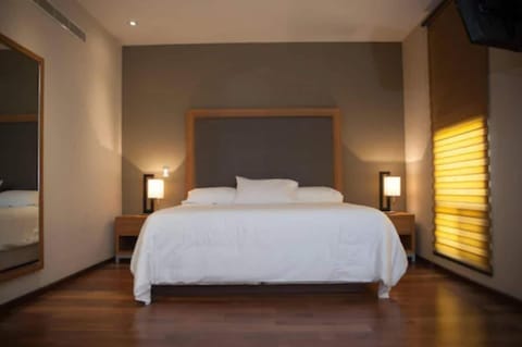 Standard Room, 1 King Bed | Premium bedding, desk, iron/ironing board, WiFi (free)