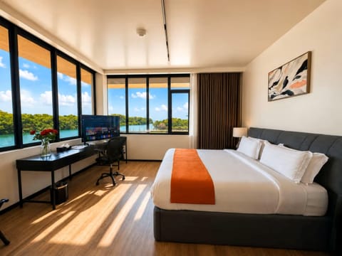 Executive Suite | Tempur-Pedic beds, in-room safe, blackout drapes, soundproofing