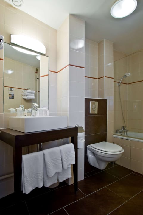 Eco-friendly toiletries, hair dryer, towels