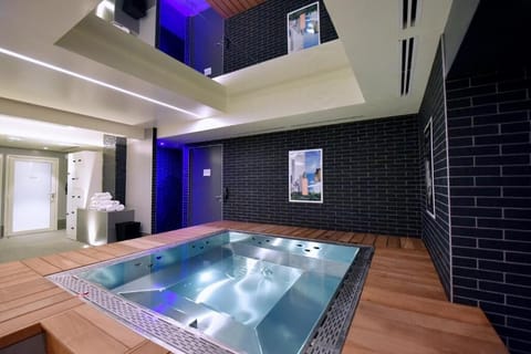 Indoor spa tub