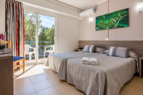 Standard Double Room, Balcony | Desk, blackout drapes, bed sheets