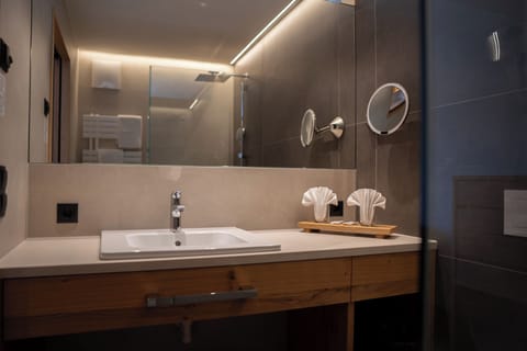 Comfort Double Room, Mountain View | Bathroom | Shower, hair dryer, slippers, towels