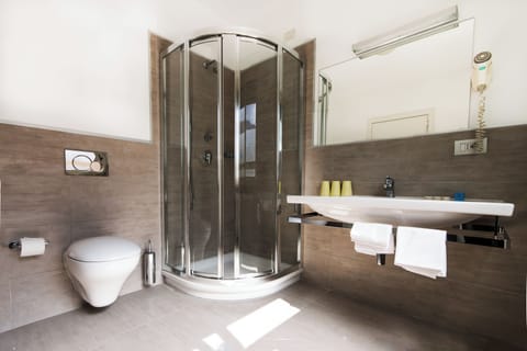 Comfort Quadruple Room | Bathroom | Hair dryer, bidet, towels, soap