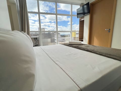 Family Room | Desk, laptop workspace, free WiFi, bed sheets