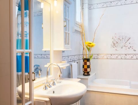 Room, 1 Bedroom, Smoking, Patio | Bathroom