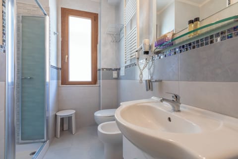 Deluxe Quadruple Room | Bathroom | Shower, hair dryer, towels, toilet paper